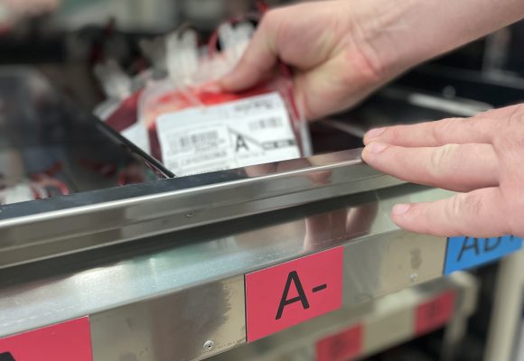 Nové boxy na přepravu krve pomůžou zachránit životy