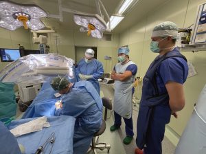 Ortopedi v jihlavské nemocnice učí kolegy unikátní operaci