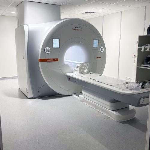IMG_0645 Nemocnice Jihlava slavnostně uvedla do provozu jedinou 3T magnetickou rezonanci na Vysočině. Pacientům přinese rychlejší a přesnější vyšetření